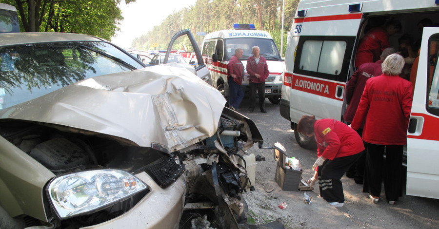 В Киеве водитель решил свести счеты с жизнью, на полной скорости въехав в столб