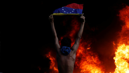 В Венесуэле протестующие подожгли здания Верховного суда