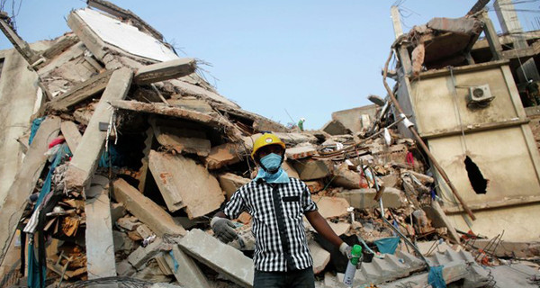 Число жертв обрушения здания в Бангладеш приблизилось к 600 