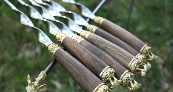 В Киеве машина сбила компанию дерущихся студентов с шампурами