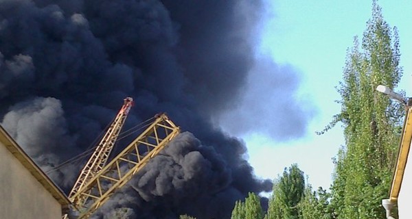 Пожар на Выдубичах потушили: с огнем боролись 18 машин