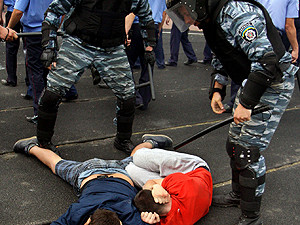 В Ужгороде разгромили стадион и обожгли милиционера