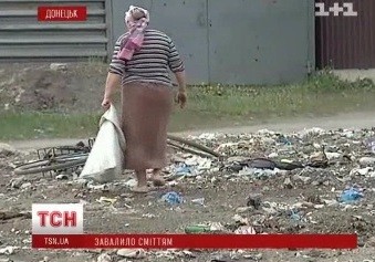 В Донецке люди живут среди гор мусора
