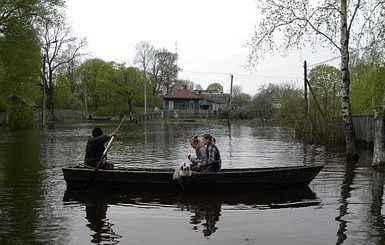 Черниговщину продолжает топить: жители сел передвигаются на лодках и БТРах