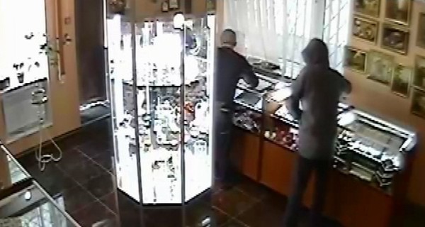 В Сумской области неизвестные ограбили ювелирку за 30 секунд