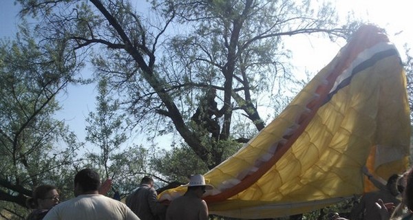 Крымский парапланерист грохнулся на палатку с отдыхающими