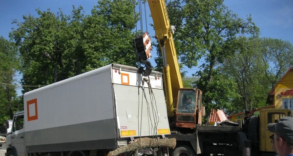 В Хмельницкой области автомобиль провалился под асфальт