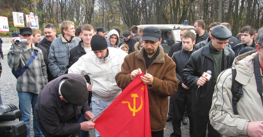 Во Львове разрешили поднять красные флаги в День Победы 