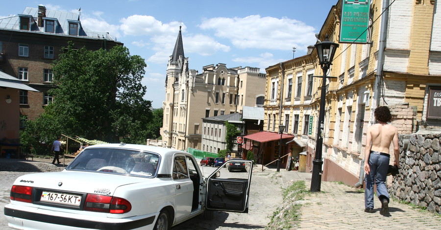 На Андреевском спуске запретят проезд автомобилей