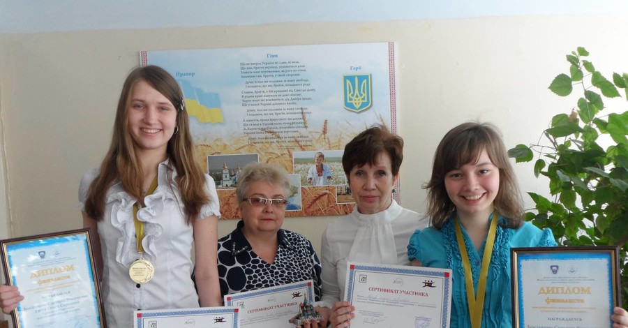 Мариупольские школьницы в соцсетях учат любить русский язык
