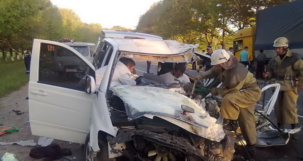 На Виннитчине столкнулись микроавтобус и грузовик: людей пришлось вырезать из кучи металла