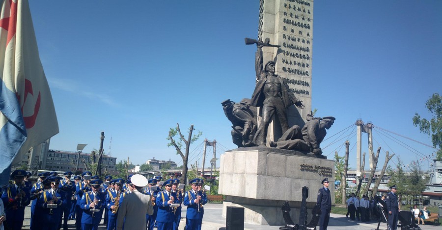 В Киеве открыли поломанный памятник