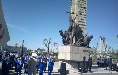 В Киеве открыли поломанный памятник