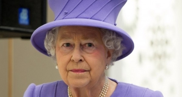 Королева Великобритании решила передавать власть сыну Чарльзу