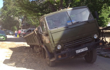 В Тернополе груженный КАМАЗ провалился под землю