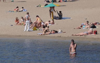 Горожане открыли пляжный сезон на месяц раньше