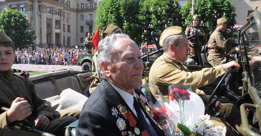 День победы в Запорожье: Многотысячный парад, халявная каша и политические лозунги