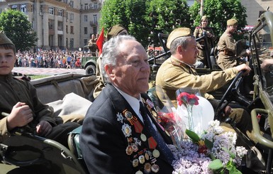 День победы в Запорожье: Многотысячный парад, халявная каша и политические лозунги