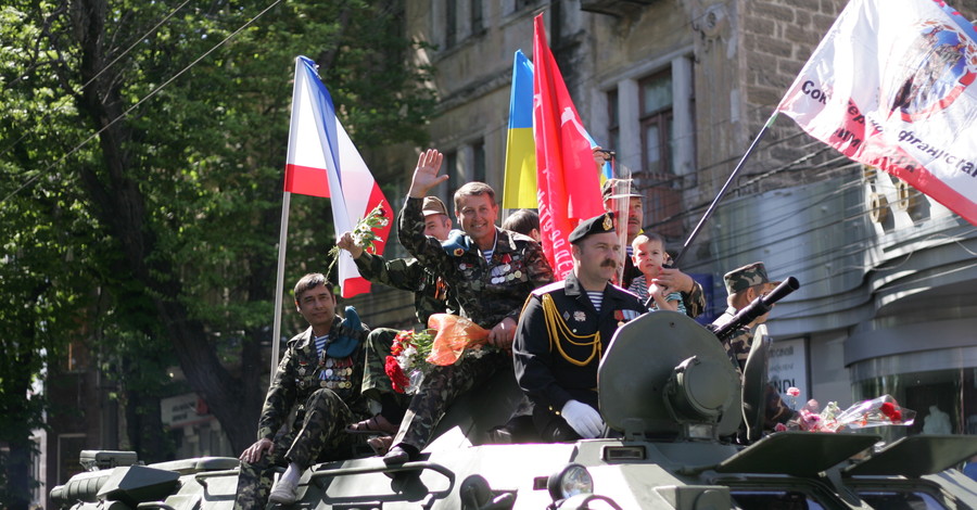 На парад в Симферополе вышли больше 15 тысяч человек 