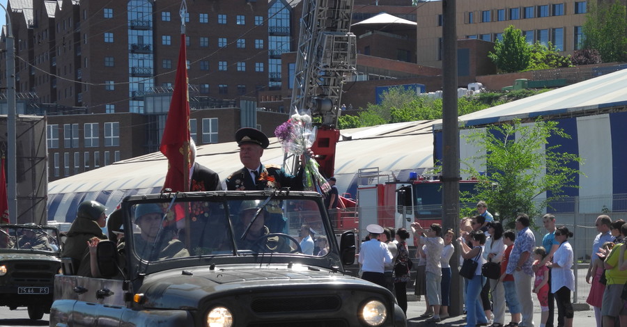 В Днепропетровске в параде приняли участие свыше 5 тысяч военных