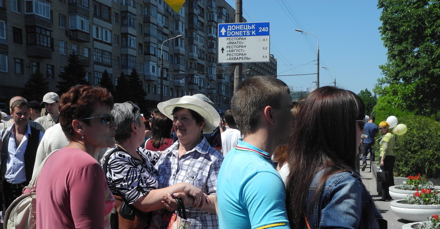 В Днепропетровске на параде от жары спасались под зонтами и каштанами