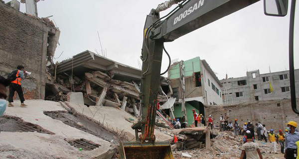 Число жертв обрушения фабрики в Бангладеш превысило 950 человек 