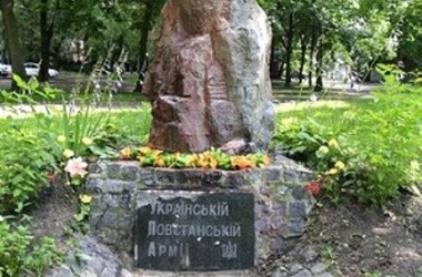 В Харькове снесенный памятника воинам УПА заменили деревянным крестом