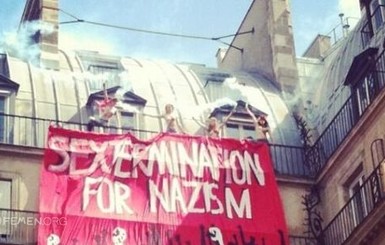 В Париже FEMEN снимали с многоэтажки с помощью спецтехники