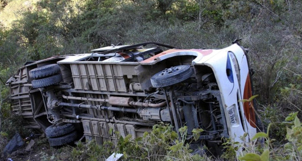 Автобус рухнул в 30-метровый овраг в Мексике 