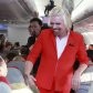 Проиграв пари, британский мультимиллиардер оделся стюардессой 