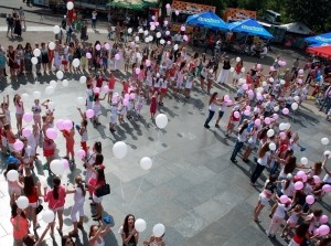 В Киеве прошел флешмоб в честь Дня Матери