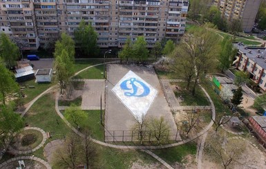В киевском дворике появился 30-метровый логотип 