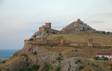 У стен Генуэзской крепости в Судаке строят гостиницу?