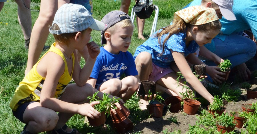 В День матери маленькие киевляне посадили 250 гвоздик 