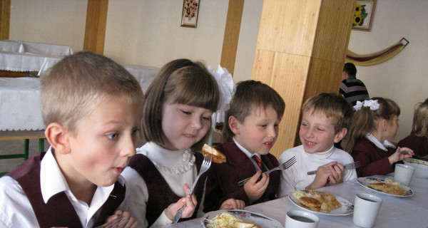 В школьных столовых детей кормят едой с красителями и консервантами