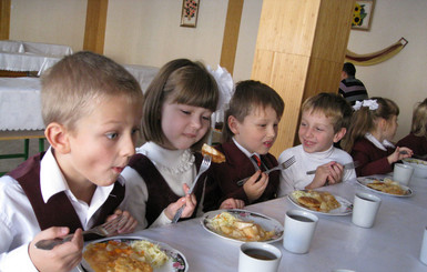 В школьных столовых детей кормят едой с красителями и консервантами
