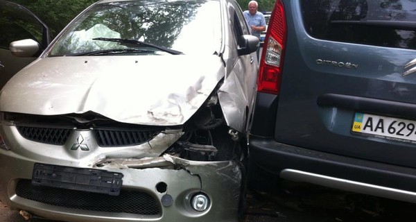 Под Киевом сухая сосна расплющила сразу два авто 