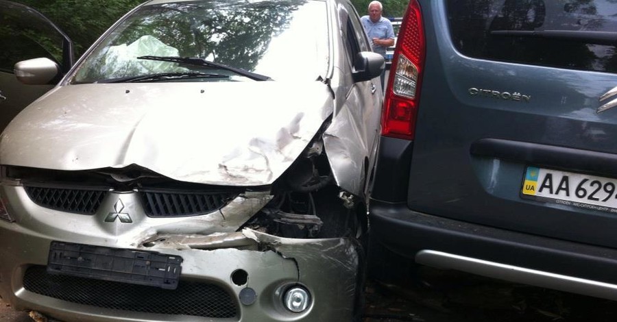 Под Киевом сухая сосна расплющила сразу два авто 