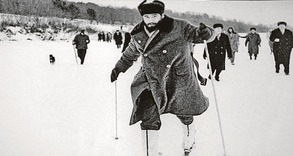 50 лет назад Фидель Кастро приехал в СССР: Команданте катался на лыжах и закусывал рыбными пельменями