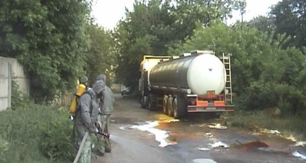 ЧП в Черкассах: разлитую на дороге азотную кислоту спасатели убирали всю ночь