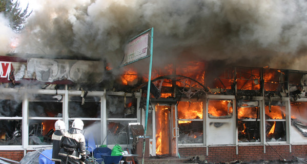Пожар на рынке Полтавы уничтожил кафе, два магазина, туалет и товар в контейнерах