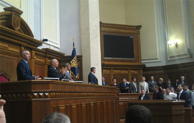 Янукович ушел из Рады через 10 минут после появления