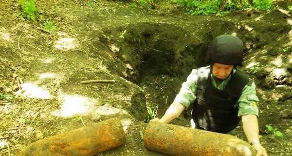 Около железной дороги на Харьковщине нашли тонны взрывчатки