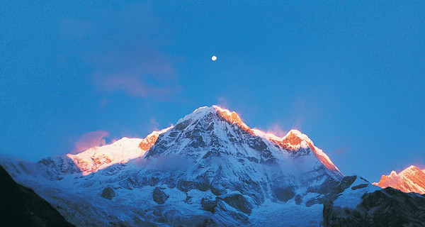 На Эвересте погиб известный российский альпинист