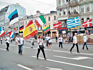 Барабанщицы и спортсмены прорубят окно в Европу