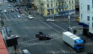 В центре Киева Porsche Cayenne на полном ходу протаранил легковушку
