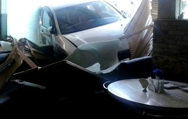Опубликовано видео крымчанки, припарковавшей авто посреди пиццерии