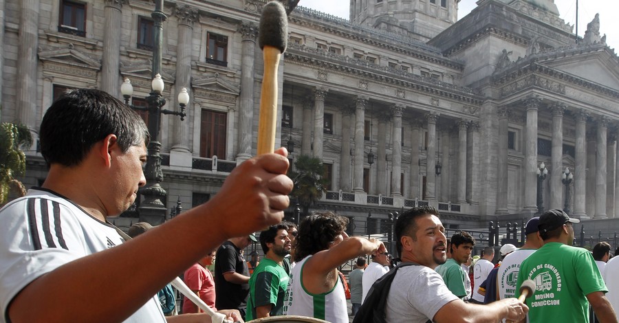 Кабмин призвали не вести страну по аргентинскому пути 