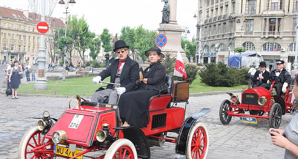 Полтора десятка старинных машин в полдень вторника увезли горожан на ретро-фестивали в Европу. 