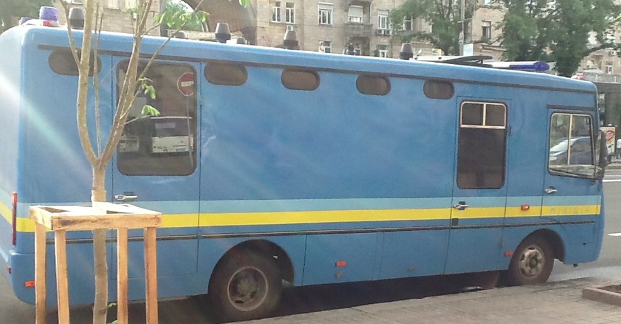 К зданию КГГА подогнали автозак и 